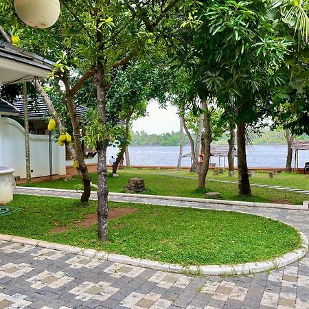 Waterfront By Palmyra Apartment Kollam Exterior foto