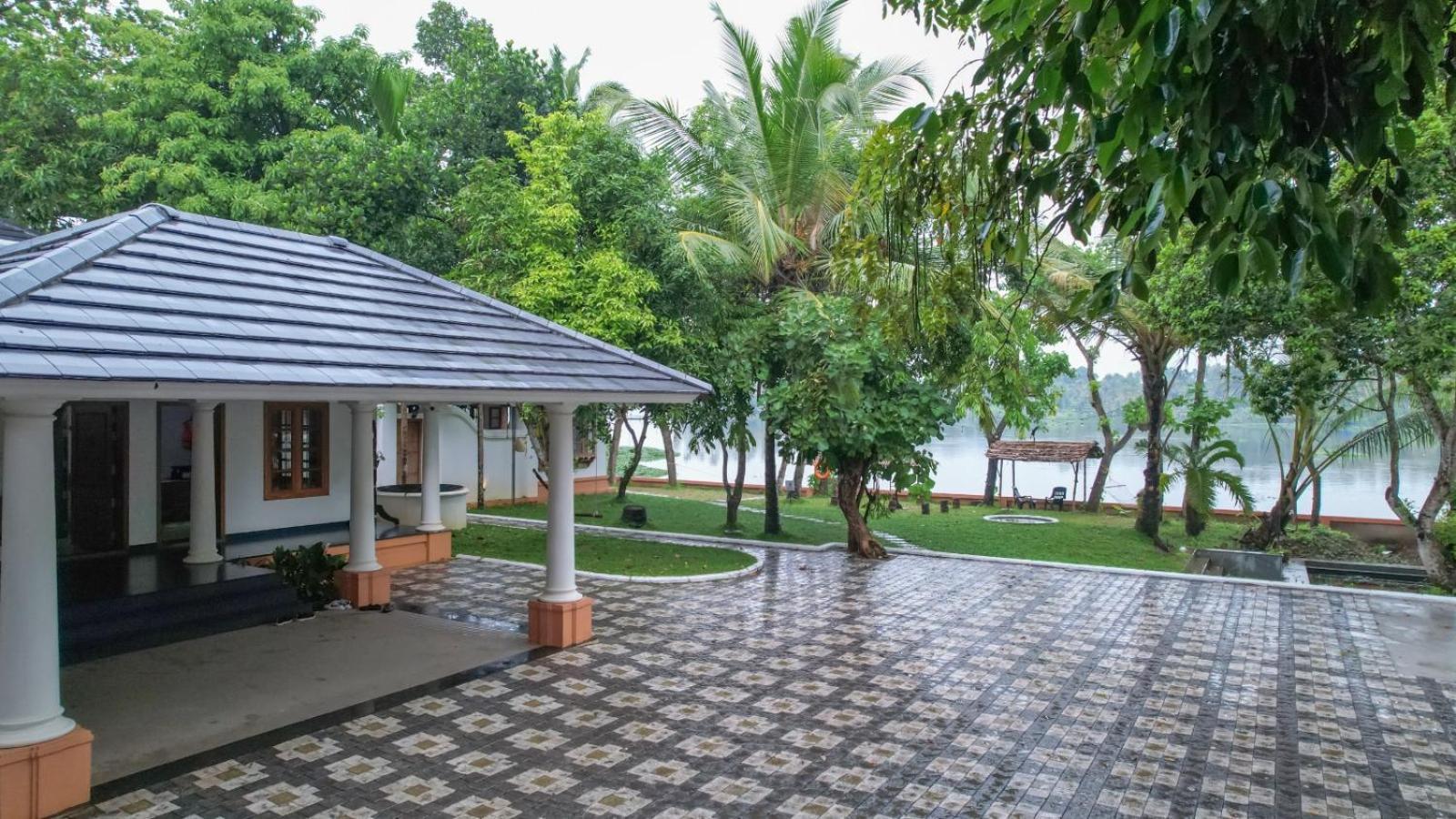 Waterfront By Palmyra Apartment Kollam Exterior foto