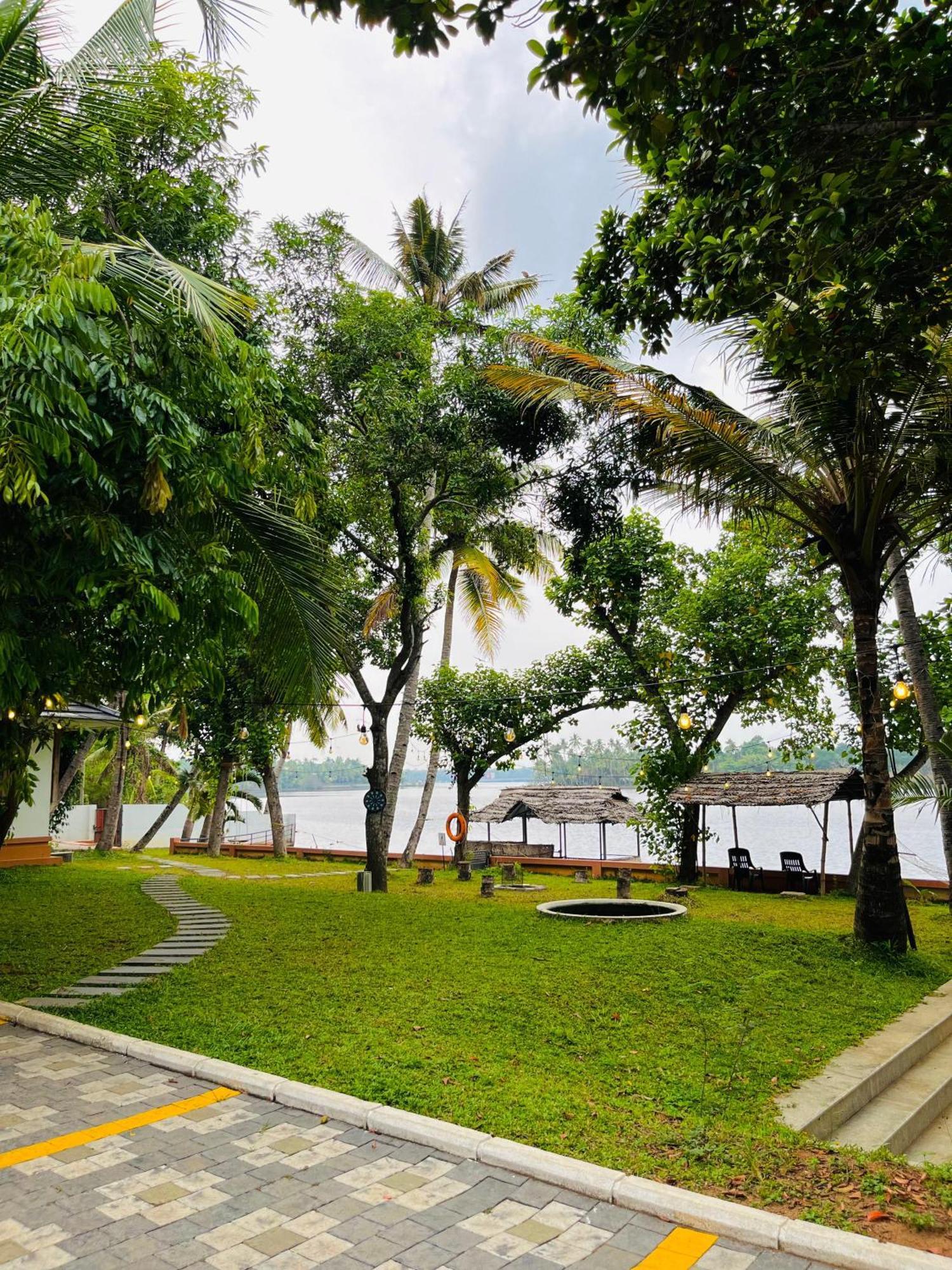 Waterfront By Palmyra Apartment Kollam Exterior foto